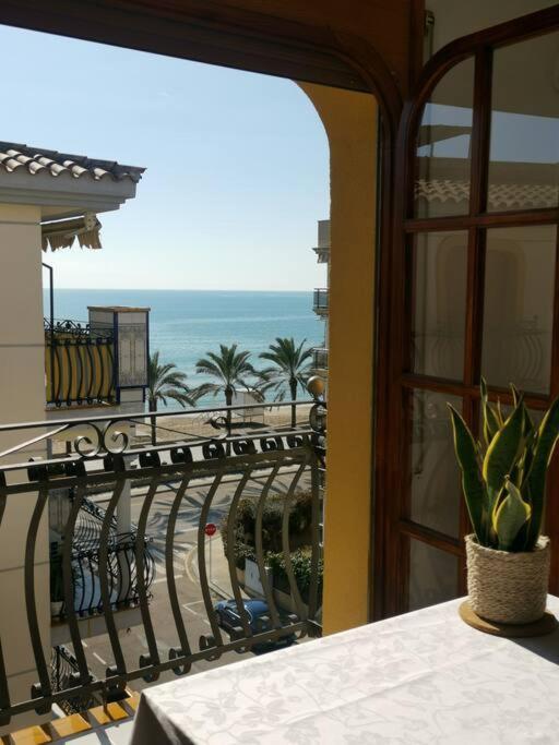 Cal Salmare Seafront Apartment With Rooftop Terrace And Pool Calafell Eksteriør billede